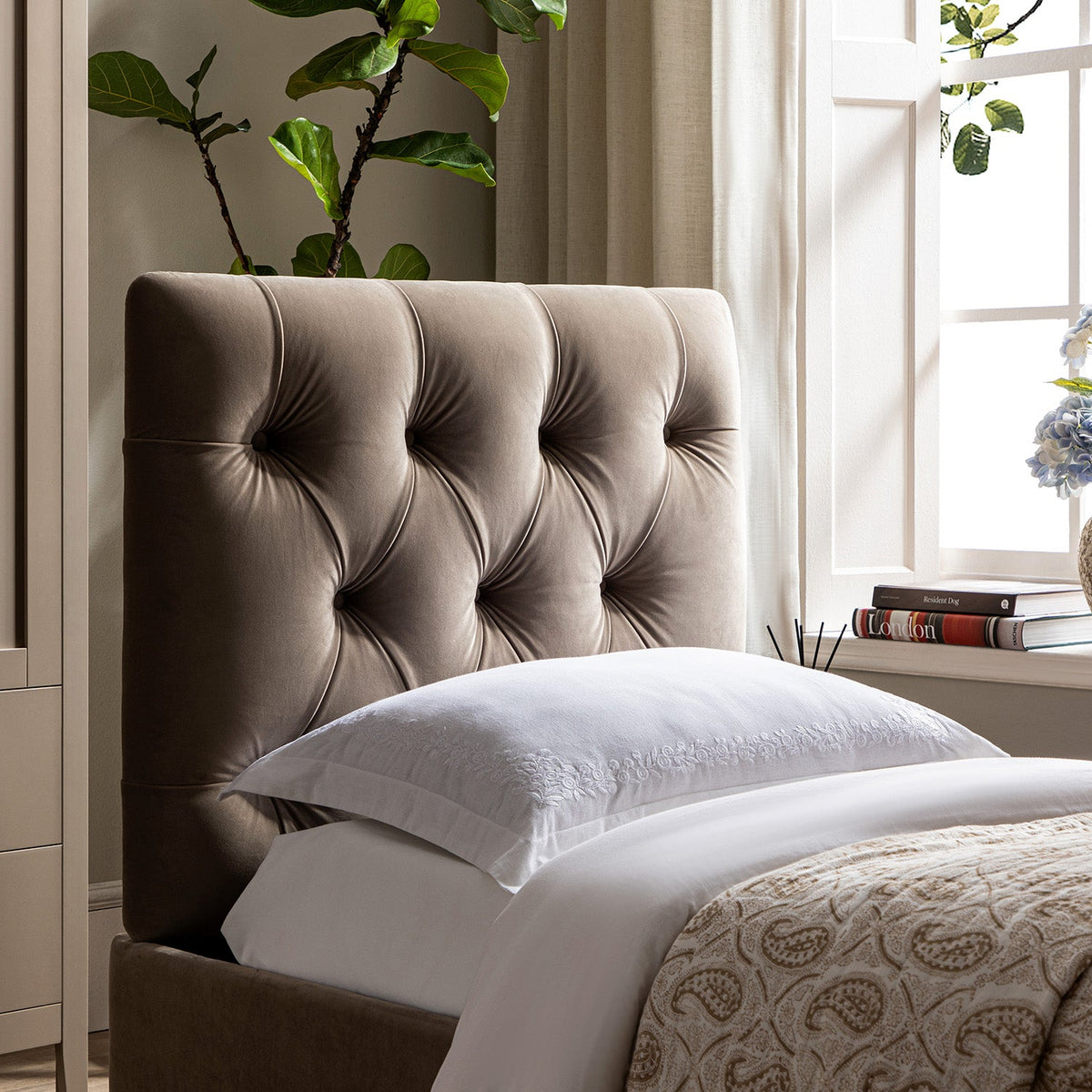 Portland Single Buttoned Fold-Out Bed in Ottoman, Mink Velvet